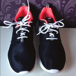 nike womens roshe run size 8 $30 OBO